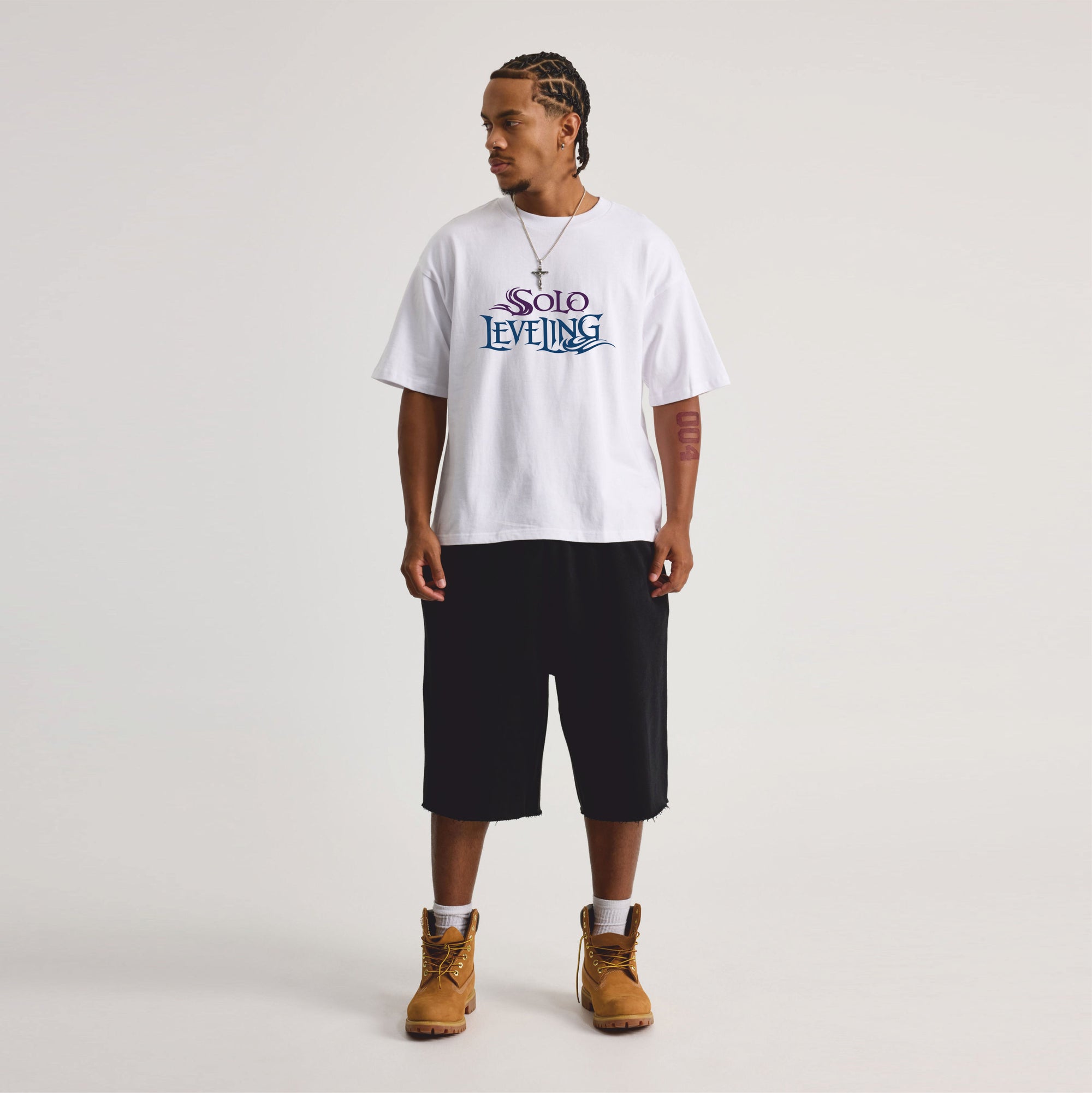 Person wearing a white t-shirt with SOLO LEVELING LOGO