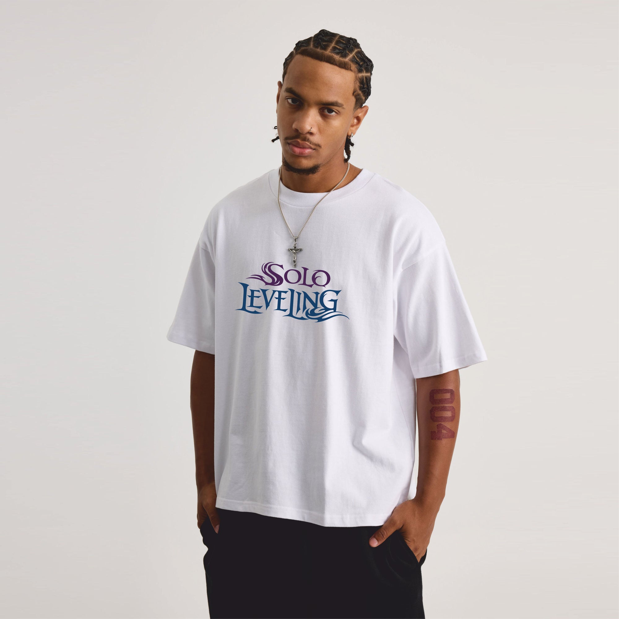 Person wearing a white t-shirt with 'Solo Levelling' text.